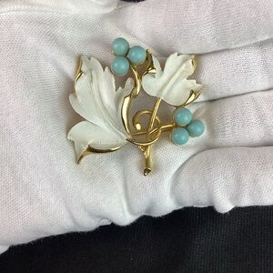 SARAH COVENTRY Placid Beauty white enamel leaves & turquoise berry beads brooch